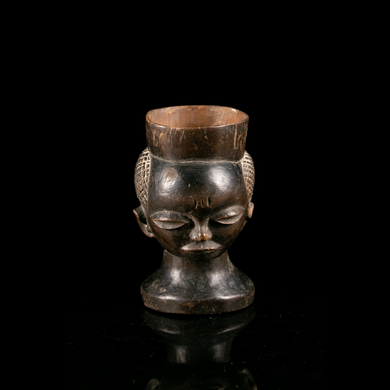 Coupe anthropomorphe Pende de la région du Kwilu-Kasaï – vue de face soulignant la délicatesse des traits