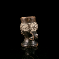 Coupe à vin de palme Pende du Congo RDC – vue arrière révélant la coiffure finement incisée de motifs géométriques