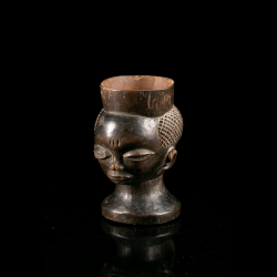 Raffinée coupe à vin de palme Pende du Congo – vue de trois quarts mettant en valeur l'expression sereine du visage