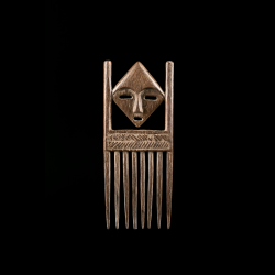 Vue de face d'un peigne Janus Lega en bois sculpté avec double visage stylisé.