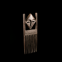 Vue de l'autre face d'un peigne Lega à double visage sculpté et motifs géométriques.