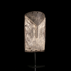 Vue trois-quarts d'un masque traditionnel Mbole Yela en bois.