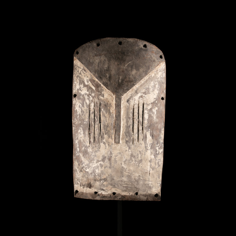Masque plat Mbole Yela en bois sculpté avec patine blanche et socle en métal.