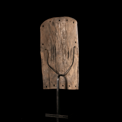 Vue arrière d'un masque plat Mbole présenté avec son socle métallique.