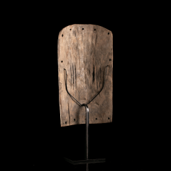 Vue arrière d'un masque africain Mbole présenté avec son socle métallique.