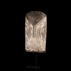 Masque art africain Yela Mbole présenté avec son socle métallique.