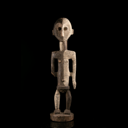 Statue Metoko Kakungu en bois avec décor bicolore au kaolin, République Démocratique du Congo.