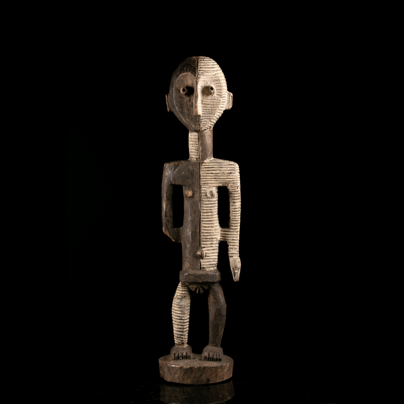 Statue Metoko Kakungu en bois avec décor bicolore au kaolin, République Démocratique du Congo.