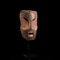 Masque Ndaaka en bois de l’Ituri avec yeux obliques et long nez sculpté