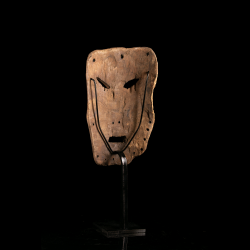 Dos d’un masque Ndaaka de l’Ituri avec perforations périphériques