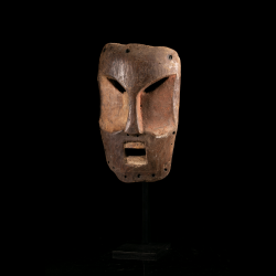 Masque africain Ndaaka de RDC avec pigments ocre et bouche rectangulaire