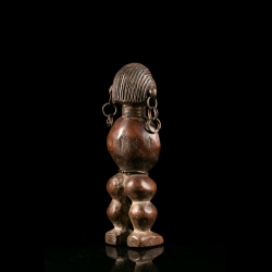 Vue arrière d'une statuette Zande montrant la coiffure sculptée en cannelures.