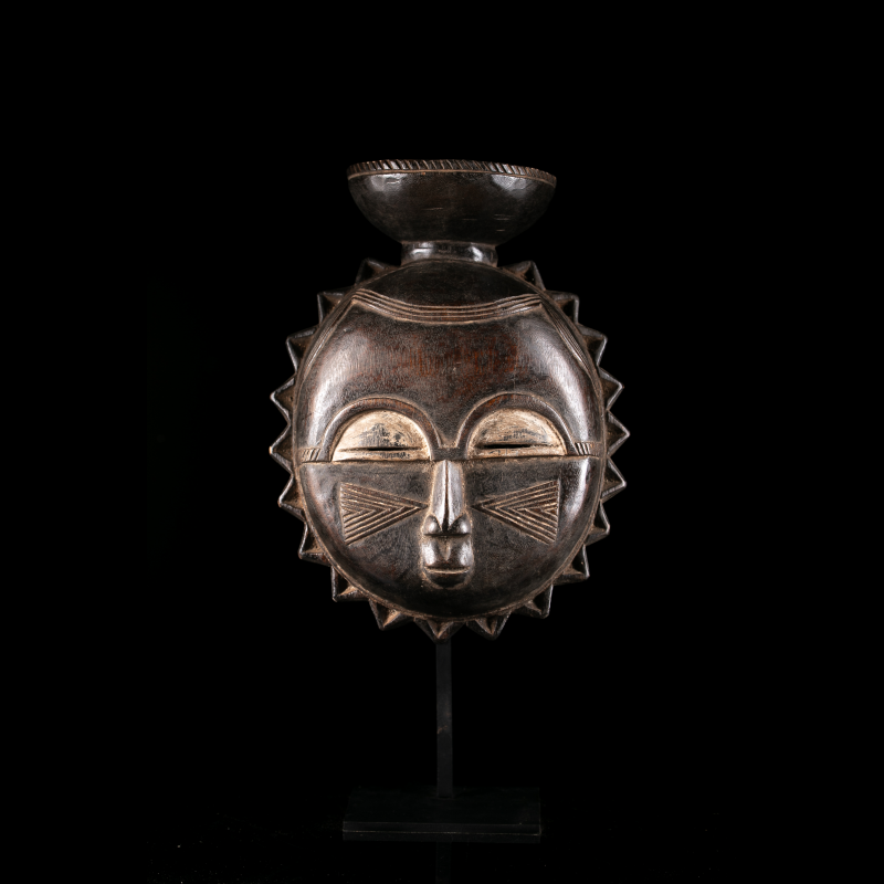 Vue frontale du masque-lune Baoulé dans le style du Maître de Kamer