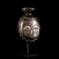 Masque africain Baoulé lunaire en bois vu de trois quarts – Côte d’Ivoire