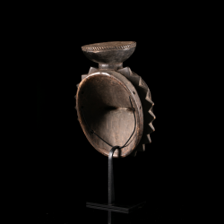 Vue arrière du masque africain Baoulé lunaire et de sa sculpture en bois