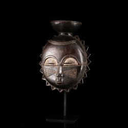 Masque-lune Baoulé style Maître de Kamer avec coupe sommitale