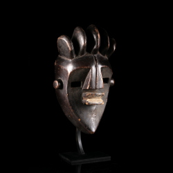 Masque Lwalwa Mvondo Mfondo en bois à patine brun-noir, vue de trois quarts, art africain du Kasaï en RDC.