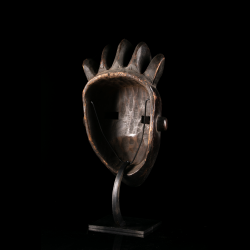 Vue arrière d’un masque Lwalwa Mvondo en bois sculpté montrant l’évidement intérieur et la structure de la coiffure.