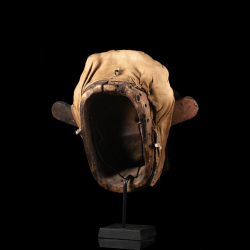Vue arrière du masque Wè Guéré montrant la cavité, les perforations et le tissu de coiffure.