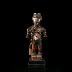 Kongo Nkisi figure with bilongo, chain and metal elements – front view