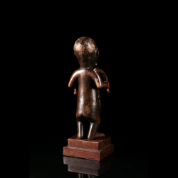 Vue arrière d’une statuette Bembe Beembe du Congo en bois sculpté présentée sur socle.