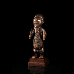 Statuette Bembe Biteki en bois sculpté, République du Congo, avec yeux incrustés et scarifications abdominales.