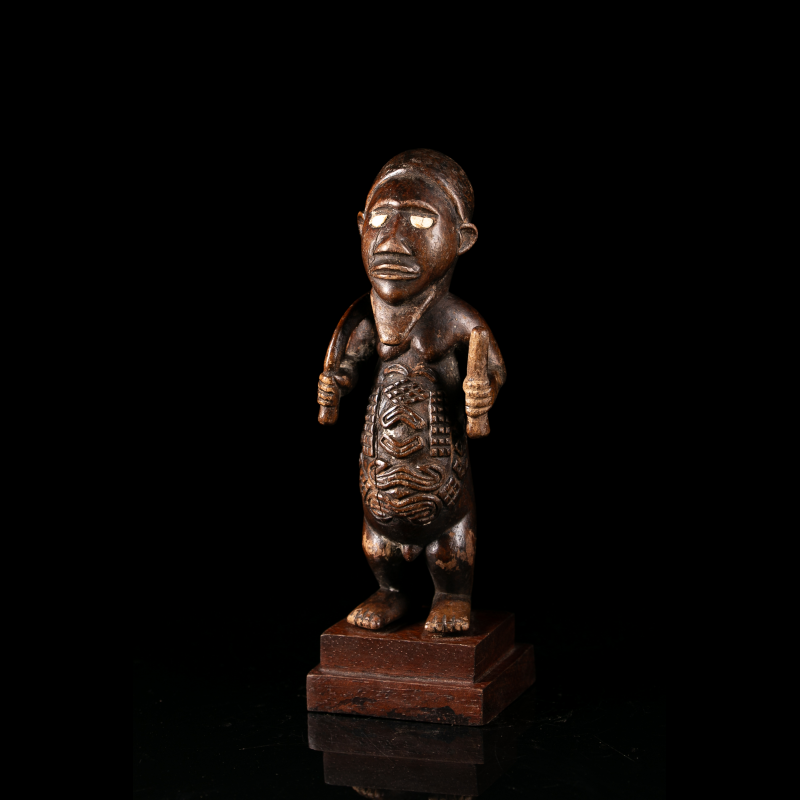 Statuette Bembe Biteki en bois sculpté, République du Congo, avec yeux incrustés et scarifications abdominales.