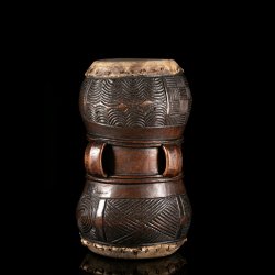 Tambour Chokwe Mukupela en bois sculpté à double membrane, décoré de motifs géométriques traditionnels.