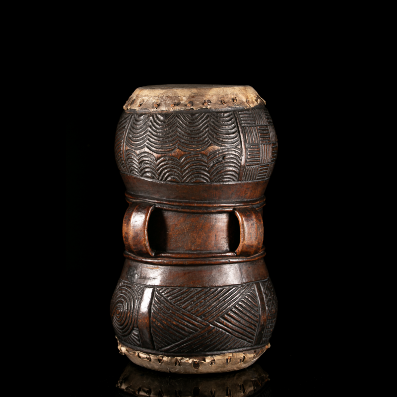 Tambour Chokwe Mukupela en bois sculpté à double membrane, décoré de motifs géométriques traditionnels.
