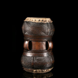 Vue arrière du tambour Chokwe Mukupela montrant les anses, l’ouverture centrale et le riche décor incisé.