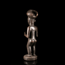 Dos d’une statue féminine Lwena Chokwe avec coiffure sculptée et base circulaire