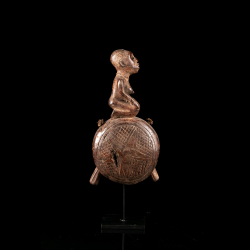 Cloche rituelle africaine Kongo Dibu en bois avec figure féminine assise