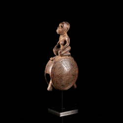 Cloche dDibu d'art tribal africain Kongo à décor géométrique vue de trois quarts