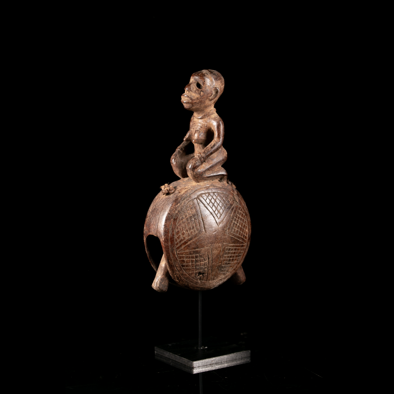 Cloche dDibu d'art tribal africain Kongo à décor géométrique vue de trois quarts