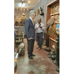 Le roi Philippe de Belgique visite la galerie Antika de l'expert Aimé Lucien Mbungu Mbuka à Kinshasa