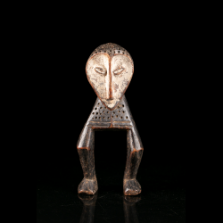 Figure initiatique Lega de type Katanda avec visage blanchi et corps perforé, art africain de République démocratique du Congo.