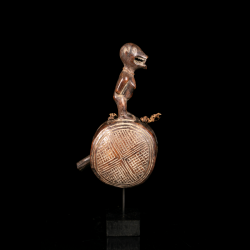 Cloche africaine Kongo Dibu sur socle de présentation sur mesure