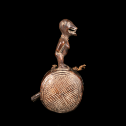 Cloche Kongo Dibu en bois sculpté avec figure anthropomorphe – art africain