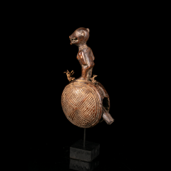 Cloche Kongo traditionnelle à figure sculptée – art rituel du Congo