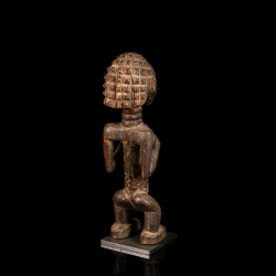 Figure féminine Luba – vue arrière de la coiffure traditionnelle sculptée