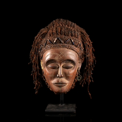 Masque féminin Pwo Chokwe en bois sculpté avec perles – Angola Congo