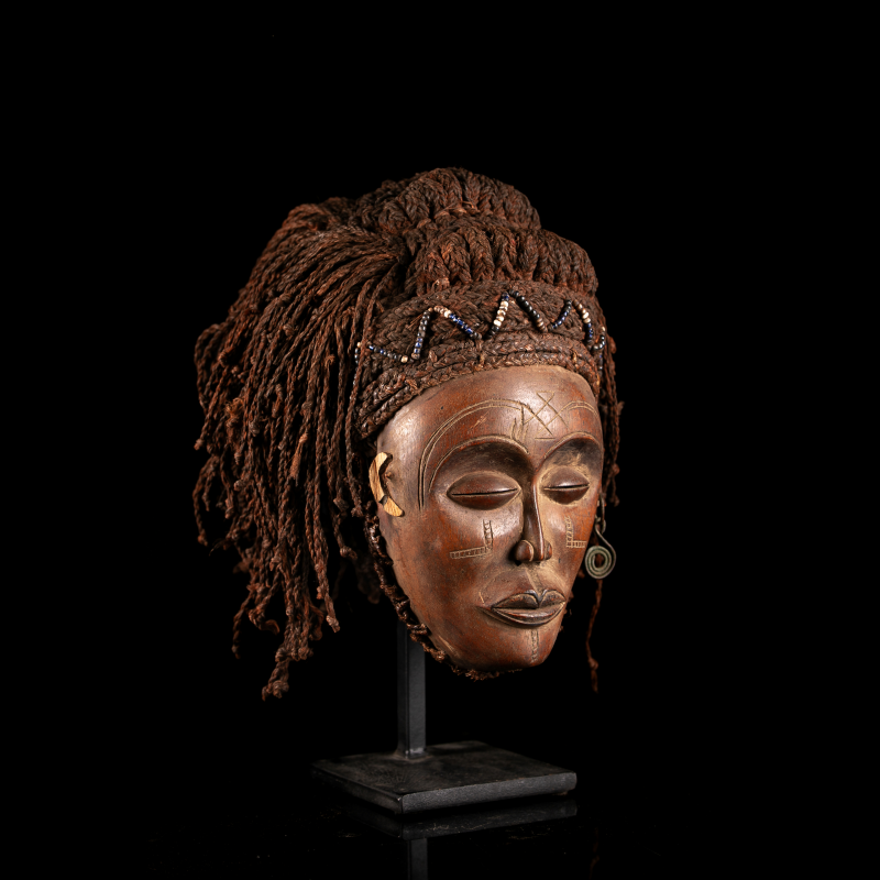 Masque Chokwe Mwana Pwo avec coiffure traditionnelle en fibres – art africain