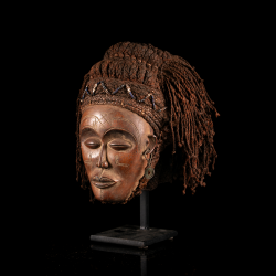Masque africain Chokwe Mwana Pwo avec scarifications et coiffure tressée