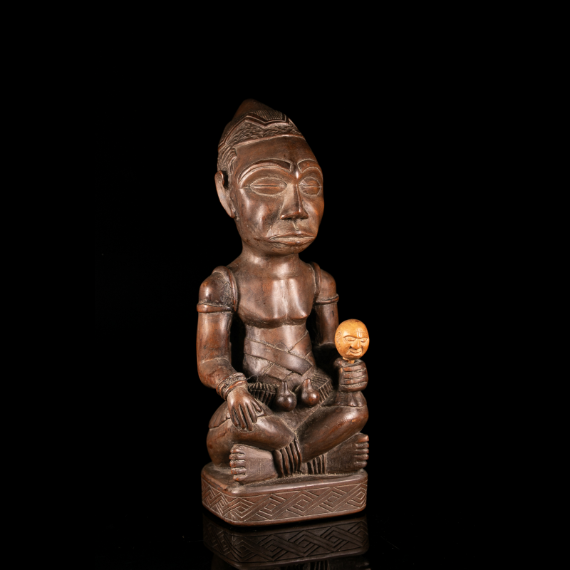 Statue royale Kuba de type Ndop assise en tailleur – art africain