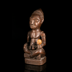 Statue Ndop Kuba avec coiffure royale et attribut sculpté
