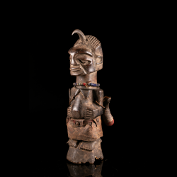 Statue africaine Songye avec perles fibres et éléments rituels