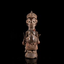Figure de pouvoir Songye Nkishi en bois sculpté – République démocratique du Congo