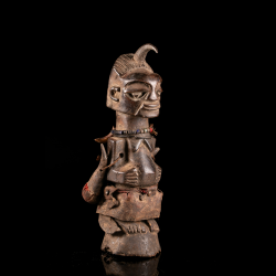 Statue Songye Nkishi féminine avec corne et charges rituelles – art africain