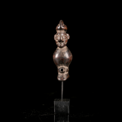 Sifflet africain Yaka sur socle de présentation sur mesure