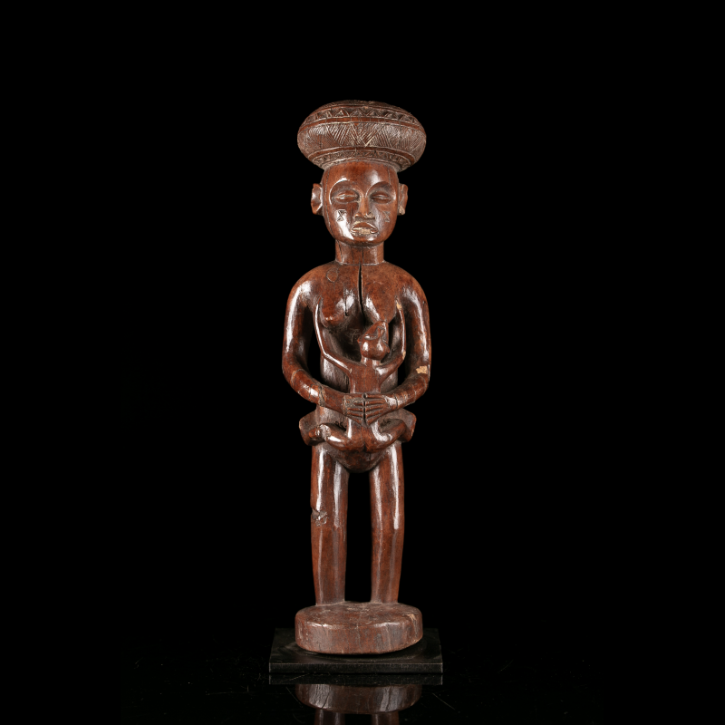 Statue de maternité Chokwe Luena en bois représentant une mère portant son enfant